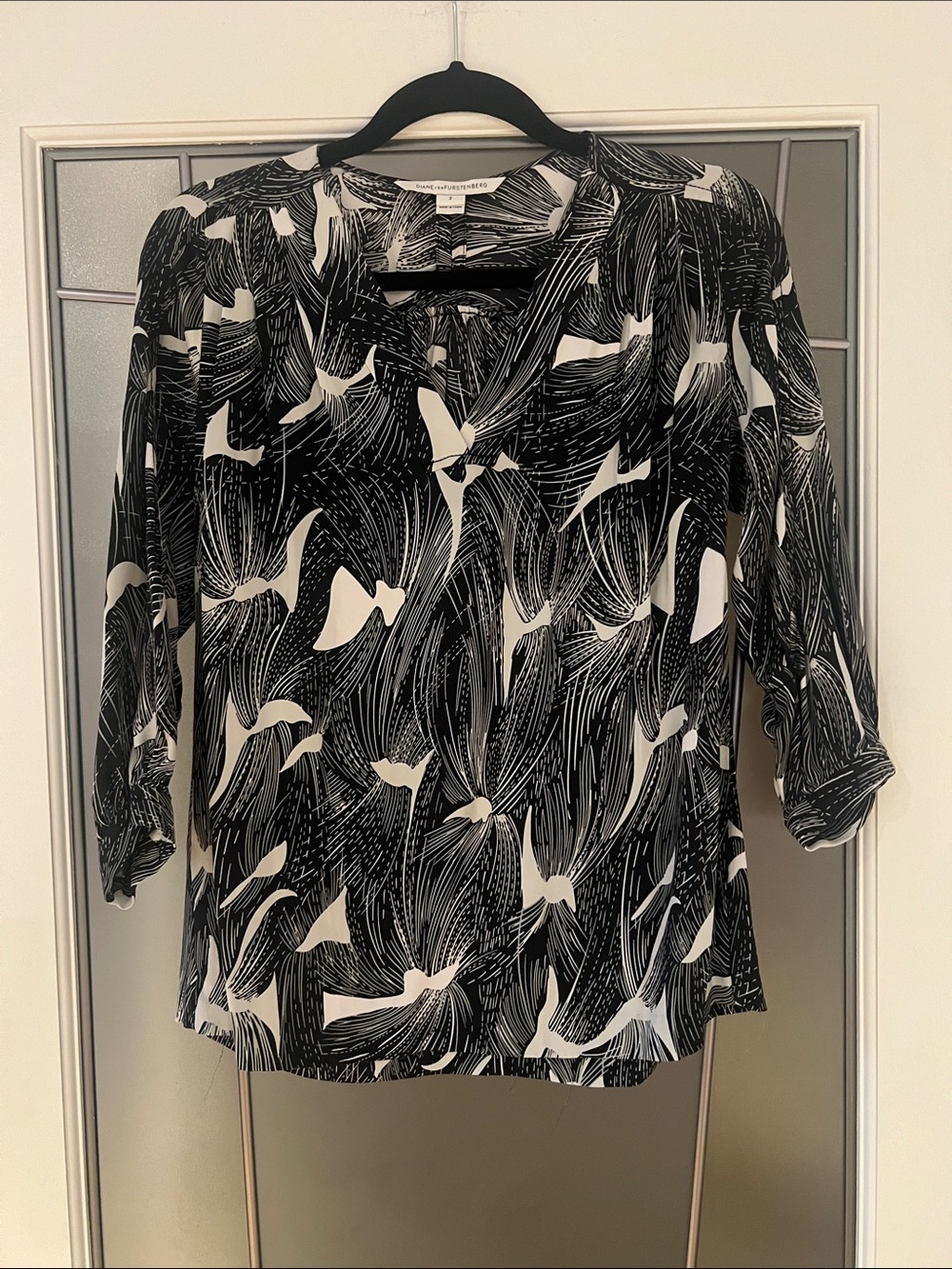 Diane Von Furstenberg Silk Blend Pleat Vneck Top 3/4 Slv Abstract Black White 2